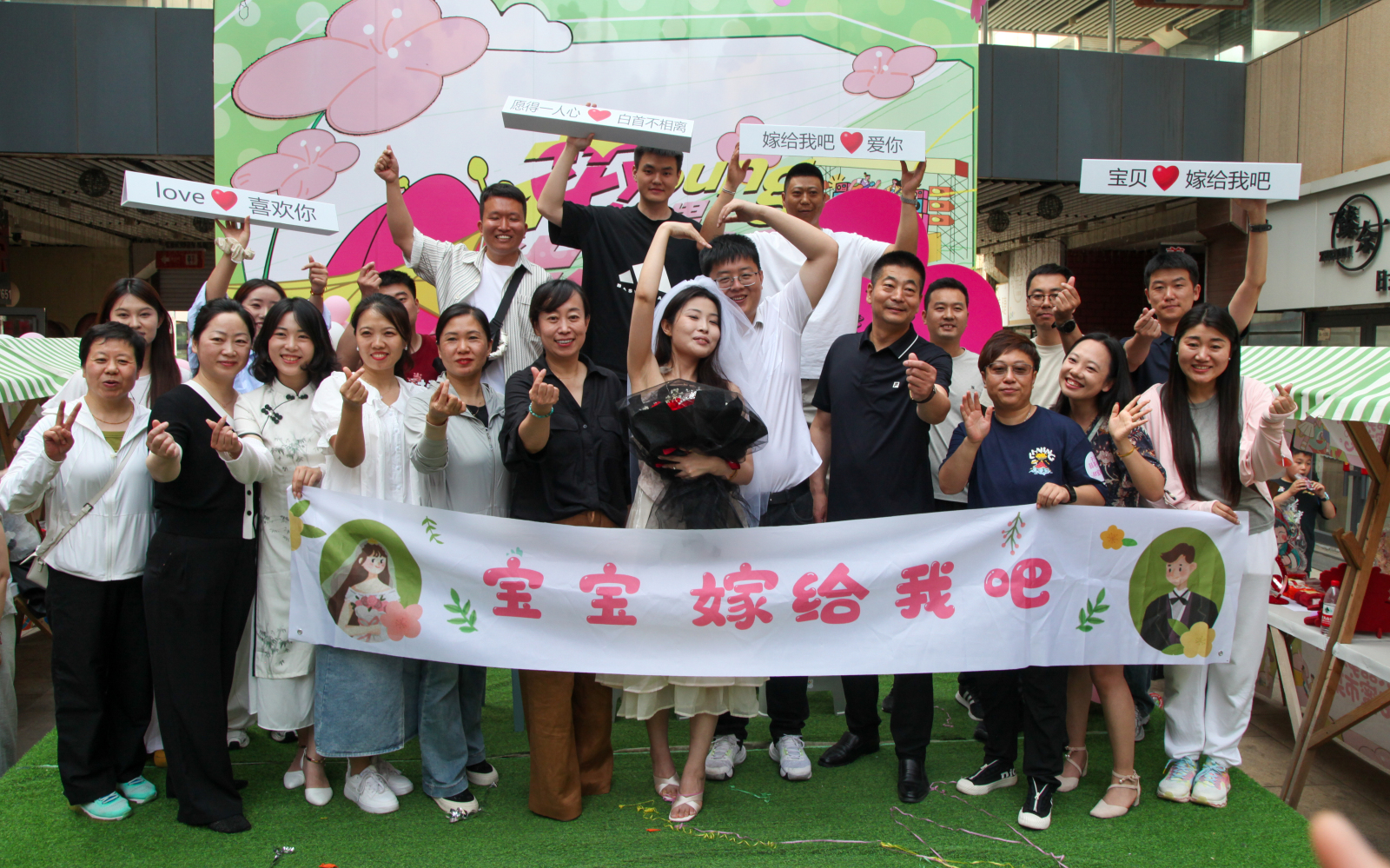 于洪区国产GV
工作人员和新人合影留念.jpg