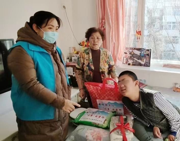图一:市未保中心开展关怀暖童心,“辽蕾”为爱行困境儿童走访慰问活动.png
