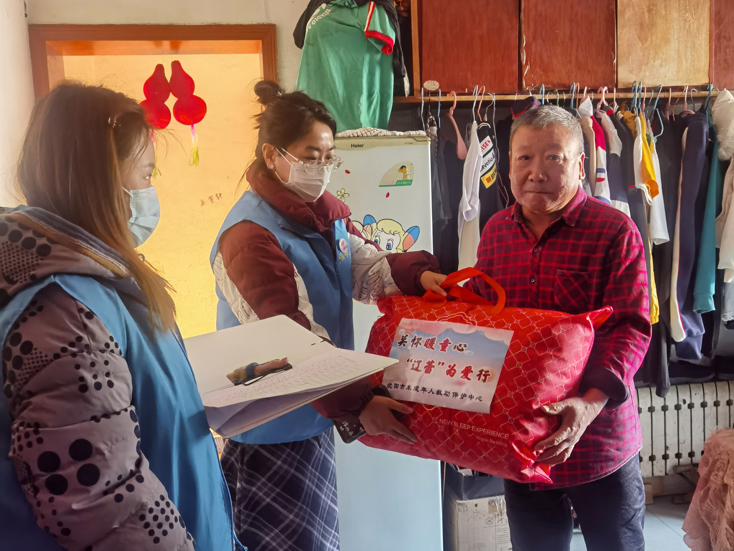 图二:市未保中心为困境儿童家庭送去棉被、大米、围巾等暖冬物品.jpg